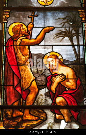 Taufe von Jesus durch Johannes der Täufer Glasfenster, Kathedrale Notre-Dame, Ho-Chi-Minh-Stadt (Saigon), Vietnam Stockfoto