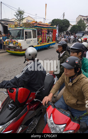 Vertikale Blick auf eine traditionelle Begräbnis-Prozession entlang der Straße in Vietnam. Stockfoto