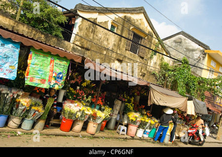 Horizontale Ansicht der traditionellen Blume geht im Markt in der Altstadt von Hoi An, Vietnam. Stockfoto