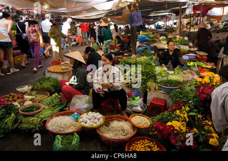 Horizontale Ansicht eines traditionellen Lebensmittel- und Blumenmarkt in der Altstadt von Hoi An, Vietnam. Stockfoto