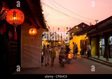 Horizontale Stadtbild entlang einer traditionellen Straße in Hoi an einem dekorierten mit Laternen beleuchtet in der Nacht während des Sonnenuntergangs. Stockfoto