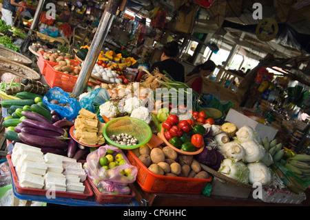 Horizontale Sicht auf einen Obst und Gemüse Stand auf dem traditionellen täglichen Markt in Hoi an Old Town. Stockfoto