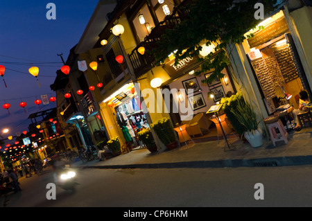 Horizontaler Winkel Blick entlang einer traditionellen Straße in Hoi An mit Laternen für die Tet Feierlichkeiten dekoriert nachts beleuchtet, Vietnam. Stockfoto