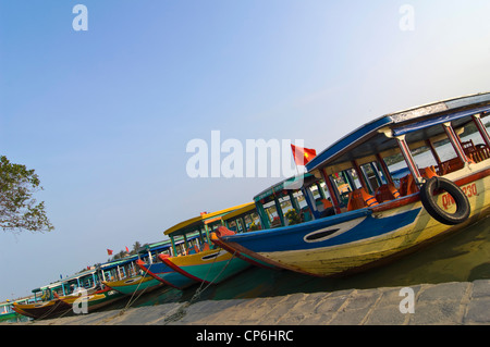 Horizontale Ansicht von bunten touristischen Boote für Passagiere neben dem Thu Bồn Fluss in Hoi An, Vietnam warten. Stockfoto