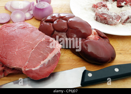 Die Zutaten für eine traditionelle britische Steaks und Nieren Pie - Rumpsteak, Rind Niere, Zwiebel und erfahrener Mehl. Stockfoto