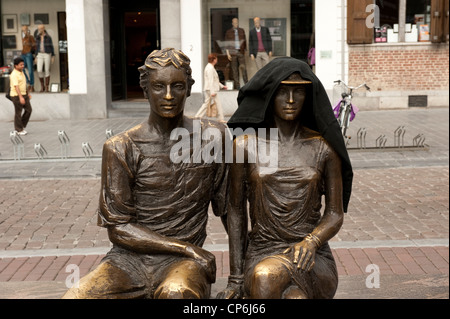 Öffentliche Kunst Bronze paar Statue auf Bank Grote Markt Hasselt Belgien Europa EU Stockfoto