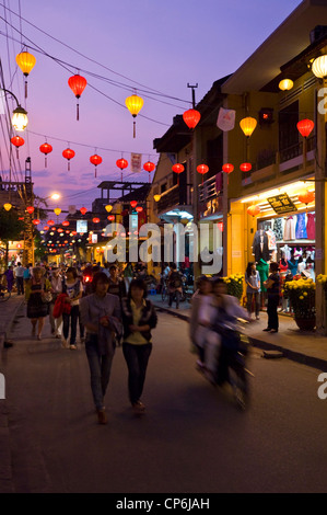 Vertikale Ansicht entlang einer befahrenen Straße in Hoi An, dekoriert mit Laternen, die nachts während der Tet Festival, Vietnam beleuchtet. Stockfoto