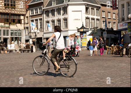 Touristen, die Radfahren in Grote Markt Hasselt Belgien Europa EU Stockfoto