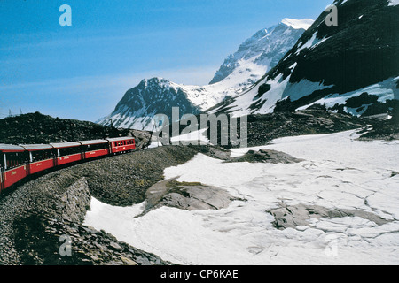 Schweiz Graubünden (Graubünden) Region Engadin. Bernina Express der Rhätischen Bahn rote Zug, der verbindet Tirano (Italien) Stockfoto