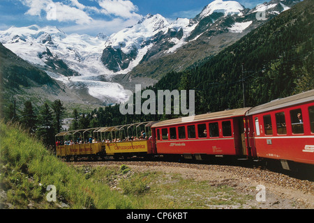 Schweiz Graubünden (Graubünden) Region Engadin. Bernina Express der Rhätischen Bahn rote Zug, der verbindet Tirano (Italien) Stockfoto