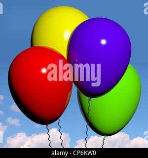 Festliche farbenfrohe Luftballons In den Himmel für Geburtstag oder Jubiläum Stockfoto