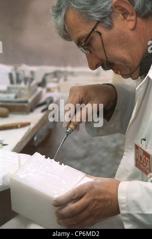 Toskana - Volterra (PI), ein Rossi. Handwerker arbeitet einen Block aus alabaster Stockfoto