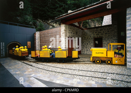 Trentino Alto Adige - Val Pustertal - ausüben (Bz). South Tyrol Museum des Bergbaus. Der Zug betritt dem alte Kupfer mine Stockfoto