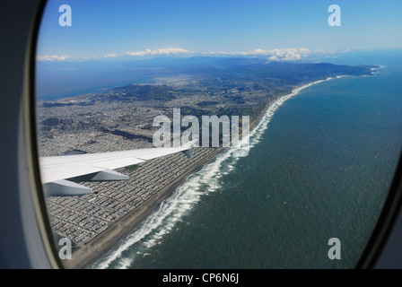 Luftaufnahme von San Francisco, CA und der Pazifikküste beim Abflug von SFO in einer Lufthansa A380 Stockfoto