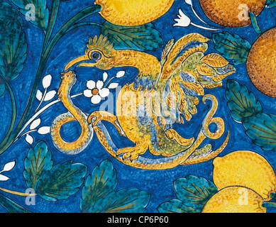 Keramik, Italien des 20. Jahrhunderts. Detail aus Lavastein gefliesten Tisch, dekoriert mit Zitrusfrüchten Vögel auf blauem Hintergrund. Stockfoto