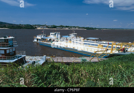 Venezuela - Guayana - Amazonas - Puerto Ayacucho. Ein Boot am Pier am Orinoco Stockfoto