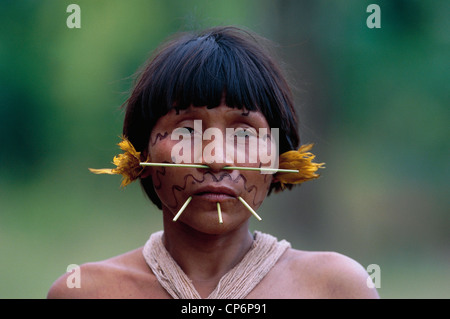 Venezuela, Guayana Amazonas, in der Nähe von Rio Siapa. Yanomami-Indianer des Stammes Cavaroa. Frau mit ihrem Gesicht bedeckt mit Dekorationen Stockfoto