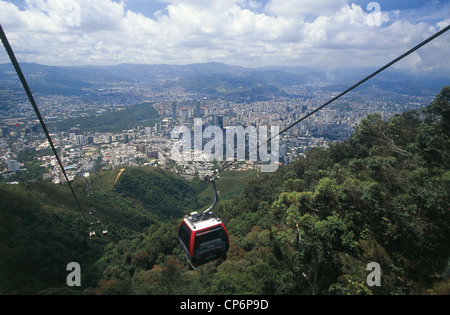 Venezuela - Caracas. Die Seilbahn in den Parque Nacional El Avila. Im Hintergrund die Stadt von oben gesehen Stockfoto