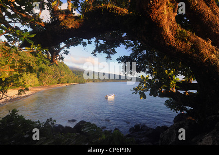 Schiff vor Anker vor der Küste des Dorfes von Lavena kurz nach Sonnenaufgang, Taveuni, Fidschi. Keine PR Stockfoto