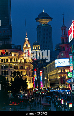 China - Shanghai. Leuchtreklamen und Menschenmassen entlang der Nanjing Road Donglu. Nacht Stockfoto