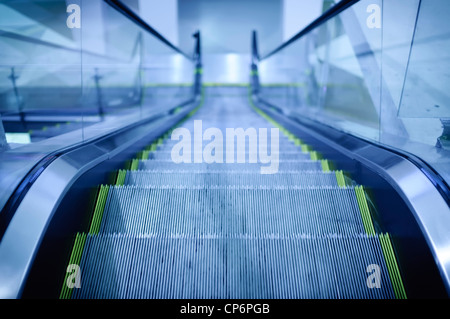 Rolltreppe mit blau getönten Stockfoto