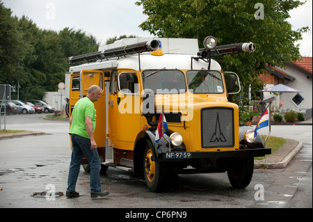 Altes Feuerwehrauto umgebaut zum Camper Van Magirus-Deutz S 3500 Diesel 1952 Bedburg Köln Deutschland Europa EU Stockfoto