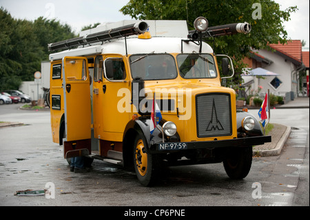 Altes Feuerwehrauto umgebaut zum Camper Van Magirus-Deutz S 3500 Diesel Bedburg Köln Deutschland Europa EU Stockfoto