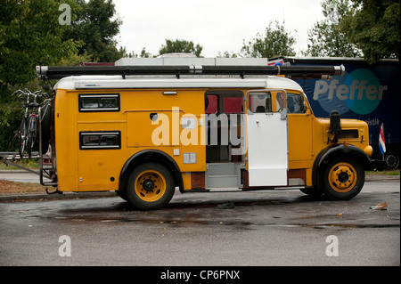 Altes Feuerwehrauto umgebaut zum Camper Van Magirus-Deutz S 3500 Diesel 1952 Bedburg Köln Deutschland Europa EU Stockfoto