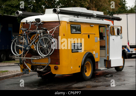 Altes Feuerwehrauto umgebaut zum Camper Van Bedburg Köln Deutschland Europa EU Stockfoto