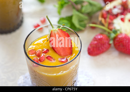 Mango, Ananas und Birne smoothie Stockfoto