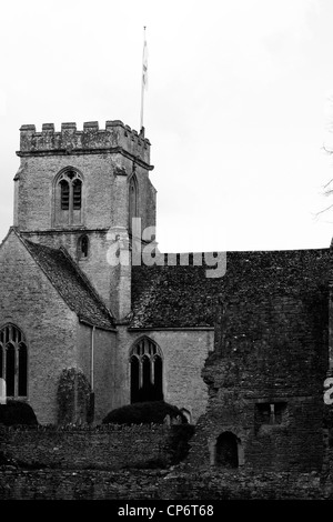 Kirche St Kenelm in Minster Lovell schwarz und weiß Stockfoto