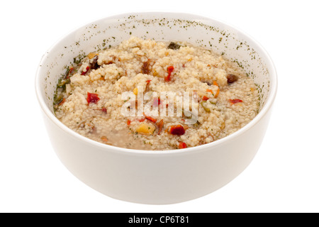 Weiße Schale voll re hydratisiert Couscous und marokkanischen Stil mit getrockneten Früchten und Gewürzen Stockfoto