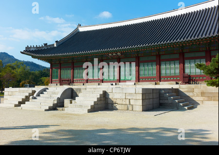 Architektonische Details im inneren Hof des Grand Palace (Gyeongbokgung Palace) in Seoul, Korea. Stockfoto