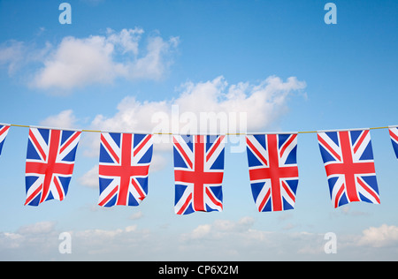 Girlande mit Union Jack UK Flagge gegen blauen Himmel Stockfoto