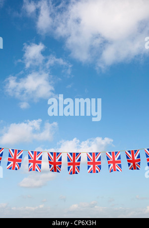 Girlande mit Union Jack UK Flagge gegen blauen Himmel Stockfoto