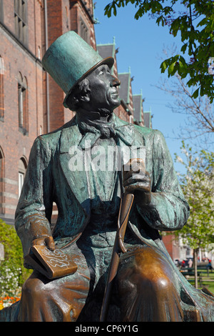 Die Statue des Märchen- und Schriftsteller Hans Christian Andersen, neben dem Rathaus in Kopenhagen am H.C. Andersens Boulevard Stockfoto