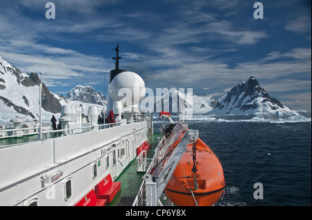 MS Expedition auf Pleneau Island in der Nähe von Lemaire-Kanal, antarktische Halbinsel Stockfoto