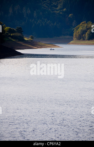 Winzigen Fischerboot auf Ladybower Vorratsbehälter, Derbyshire, Dark Peak, Peak District, Großbritannien Stockfoto