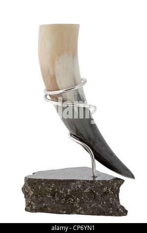Ein Trinkhorn, hergestellt aus einem Schafshorn in einem silbernen Ständer Stockfoto