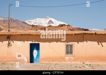 Tamazight Dorf mit Blick auf Jebel Sirwa im Anti-Atlas-Gebirge in Marokko, Nordafrika. Stockfoto