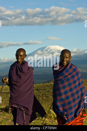 Zwei Maasai Stämmen mit Mt Kilimanjaros Kibo-Gipfel im Hintergrund. Stockfoto