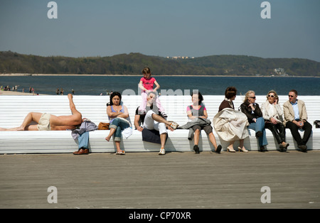 Polnische Touristen auf dem Sopot Pier, Polen Stockfoto