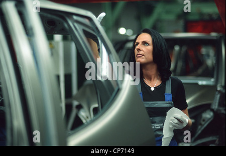 Eine Arbeitnehmerin während der Endkontrolle von Karosserien bei Daimler Chrysler AG, Rastatt, Deutschland Stockfoto