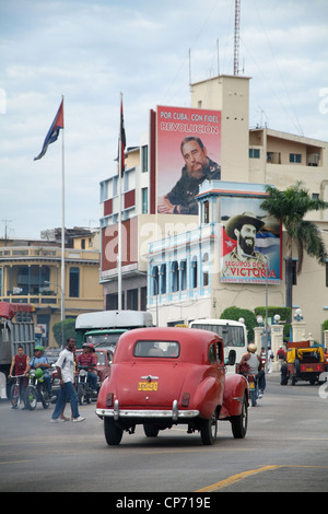 Straßenverkehr, im Hintergrund der PCC-Parteizentrale, Santiago De Cuba, Kuba Stockfoto