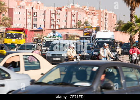 Festgefahrene Verkehr auf den Straßen von Marrakesch, Marokko, Afrika. Stockfoto