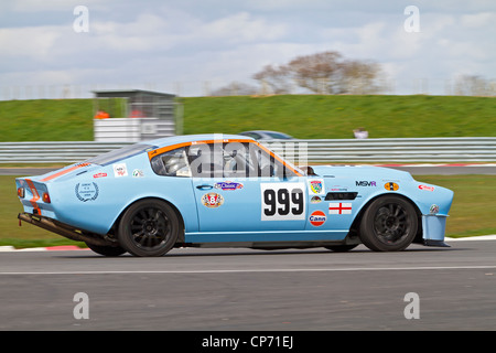 1980 Aston Martin V8 Vantage mit Fahrer Rikki Cann während der CSCC HVRA V8 Challenge Rennen in Snetterton, Norfolk, Großbritannien. Stockfoto