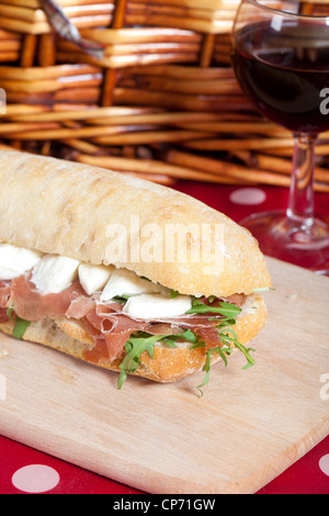 Leckere Sandwich mit Parma Schinken, Mozzarella und Rucola Stockfoto