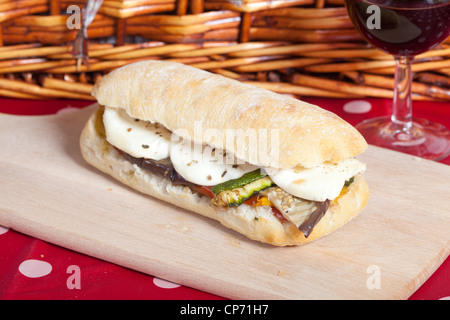 Leckere vegetarische Sandwich mit Zucchini und Auberginen Stockfoto