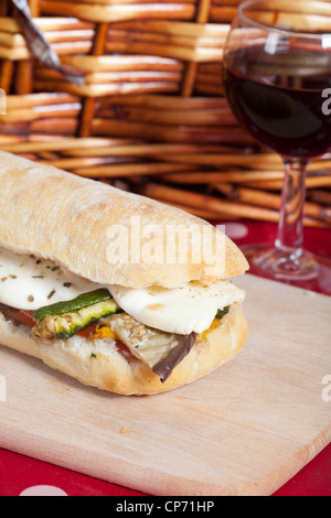 Leckere vegetarische Sandwich mit Zucchini und Auberginen Stockfoto