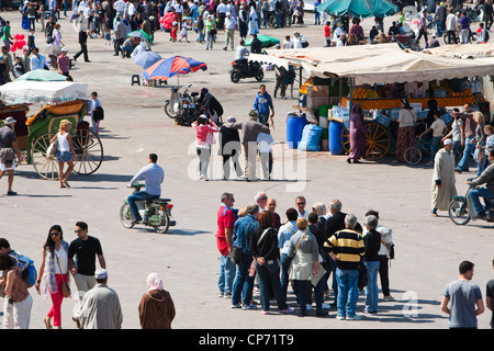 Massen auf Djemaa el Fna Platz in Marokko, Nordafrika, einer der belebtesten Plätze in Afrika. Stockfoto